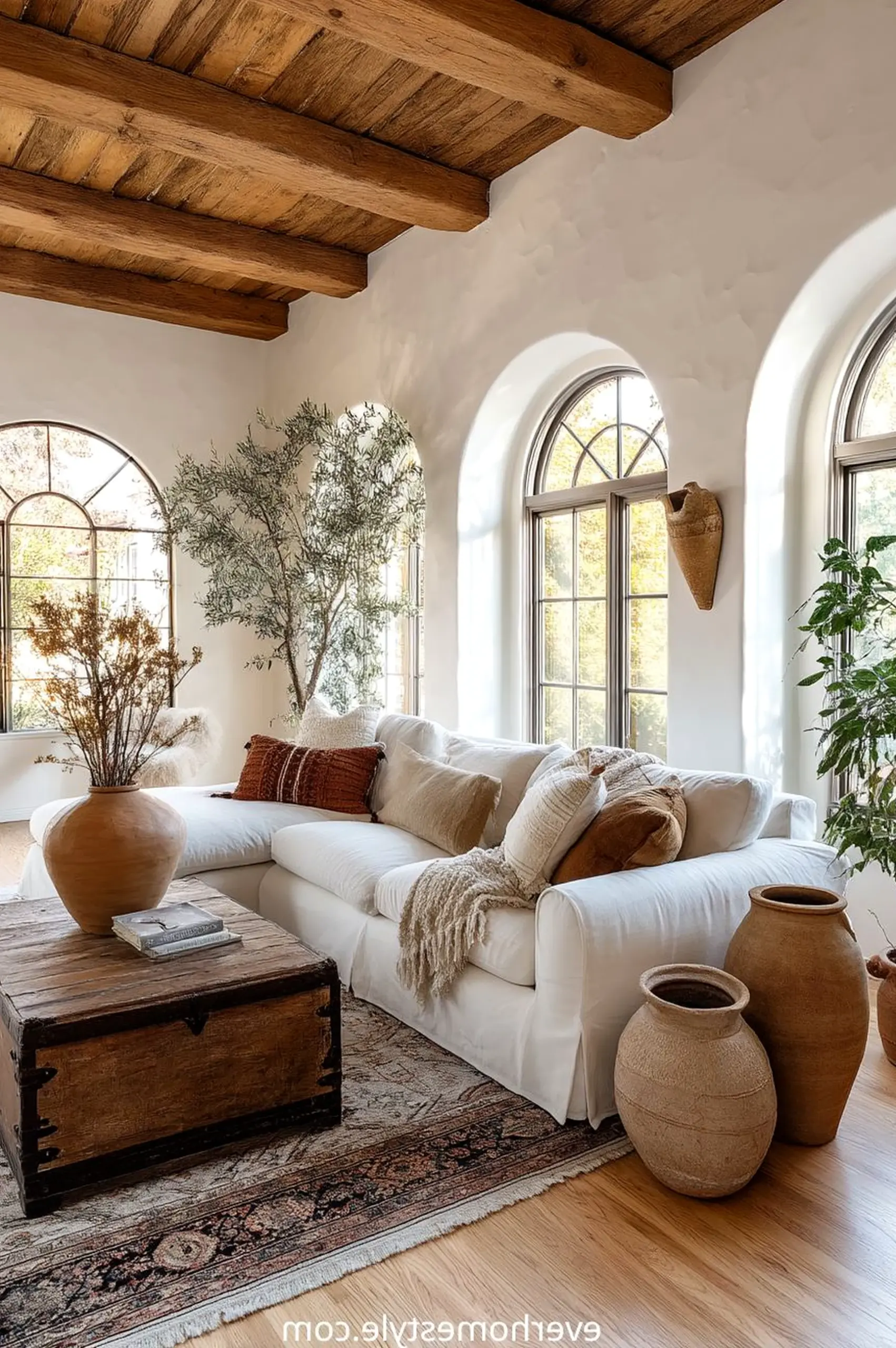 Crisp linen bedding gives the garden edge more order, so the whole view feels settled and welcoming.