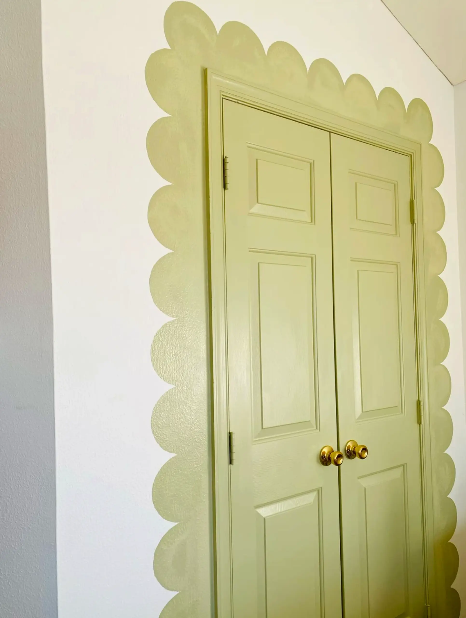 Inviting reading corner adds shape across the garden edge, giving the decor a finish that feels easy to enjoy.