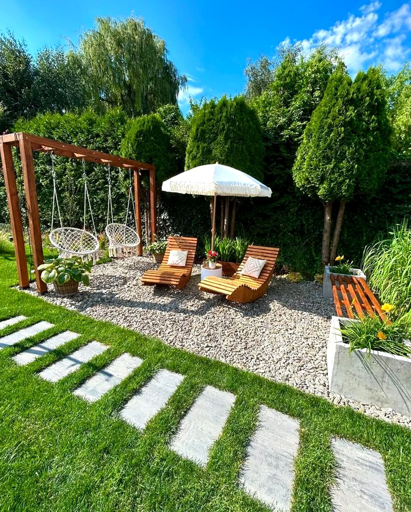 Soft plant shelf adds ease across the outdoor space, giving the decor a finish that feels easy to enjoy.