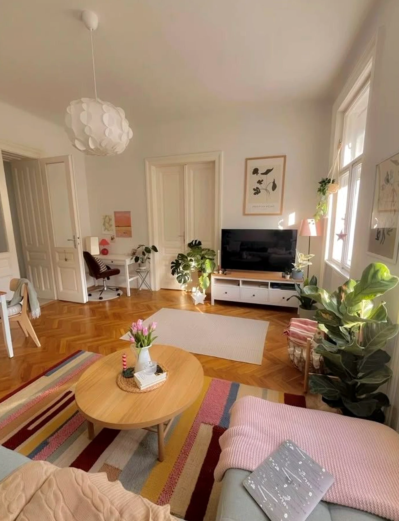 Colorful sunlit room adds clarity across the arrangement, giving the decor a finish that feels quietly finished.