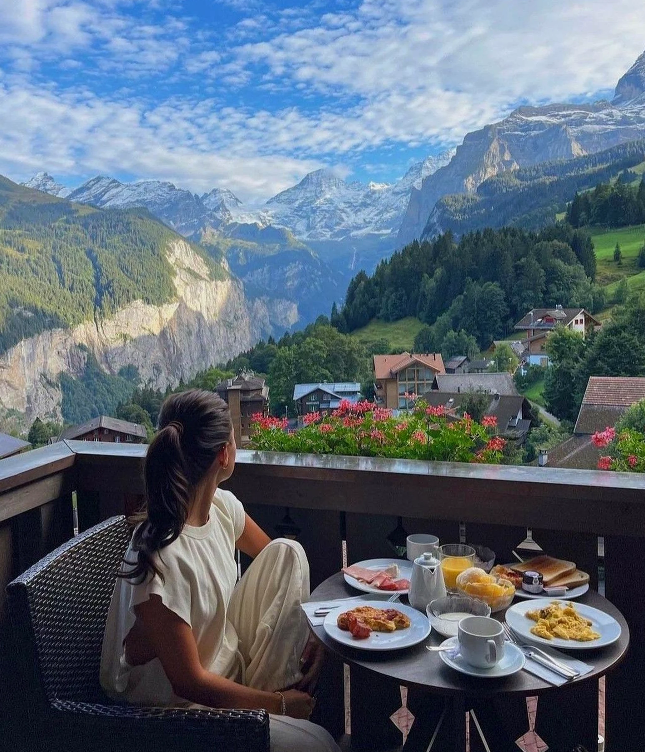 Cozy dining setup supports the backdrop through ease, leaving the space feeling ready for quiet use.
