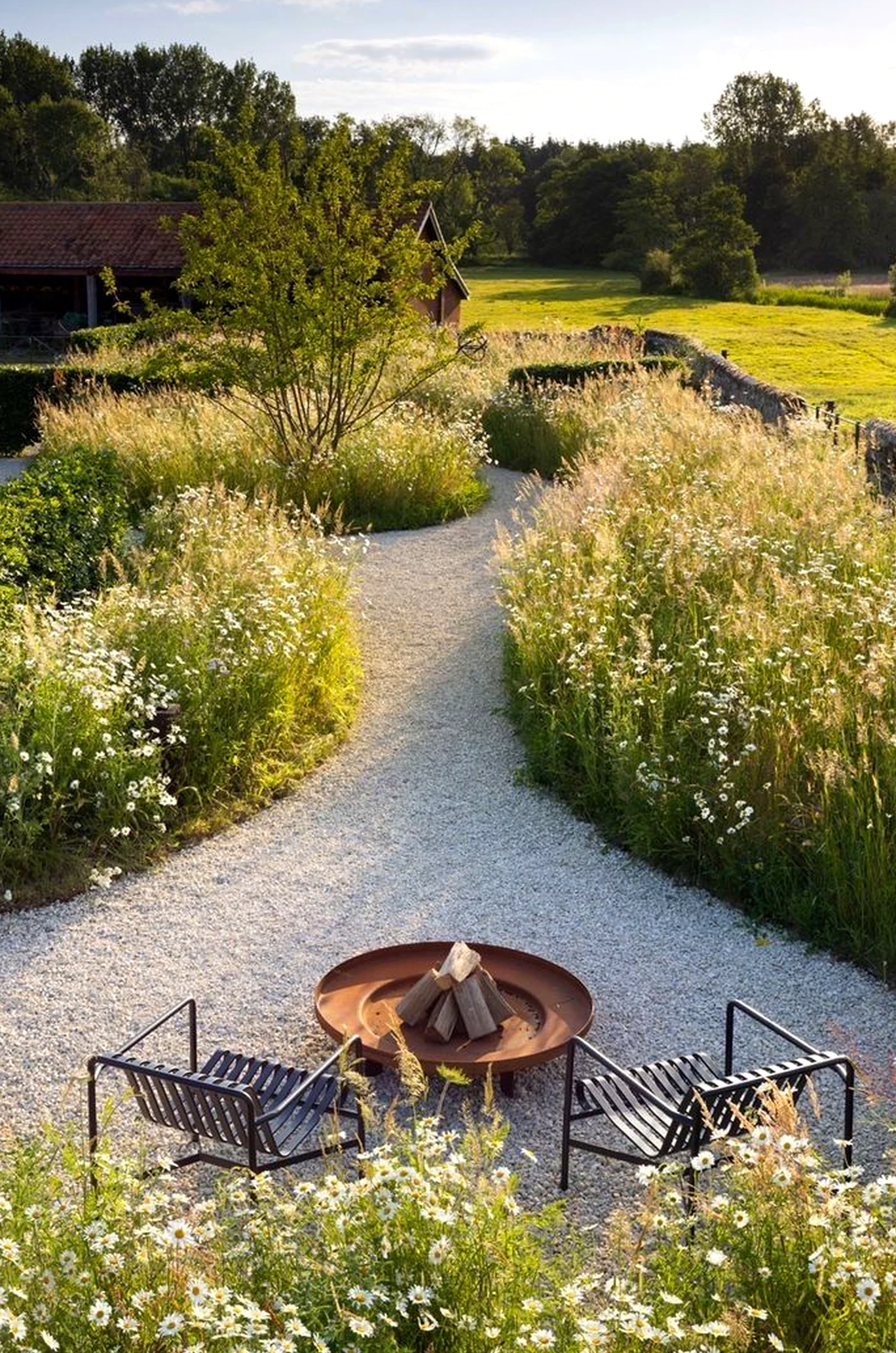 Soft garden seating adds focus across the design, giving the decor a finish that feels soft at the edges.