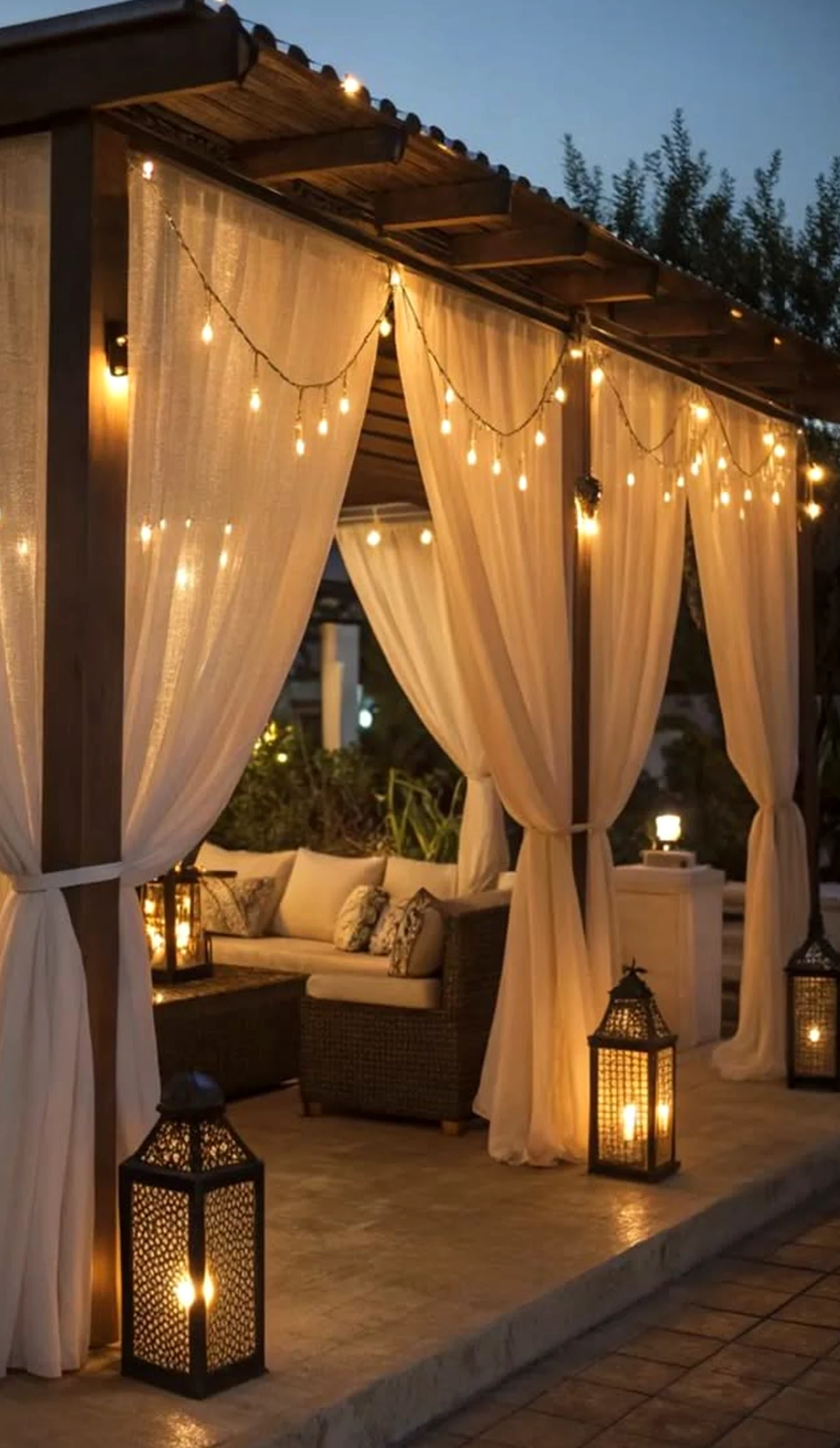 Cozy dining setup adds a clear layer of focus, helping the room feel ready for quiet use.