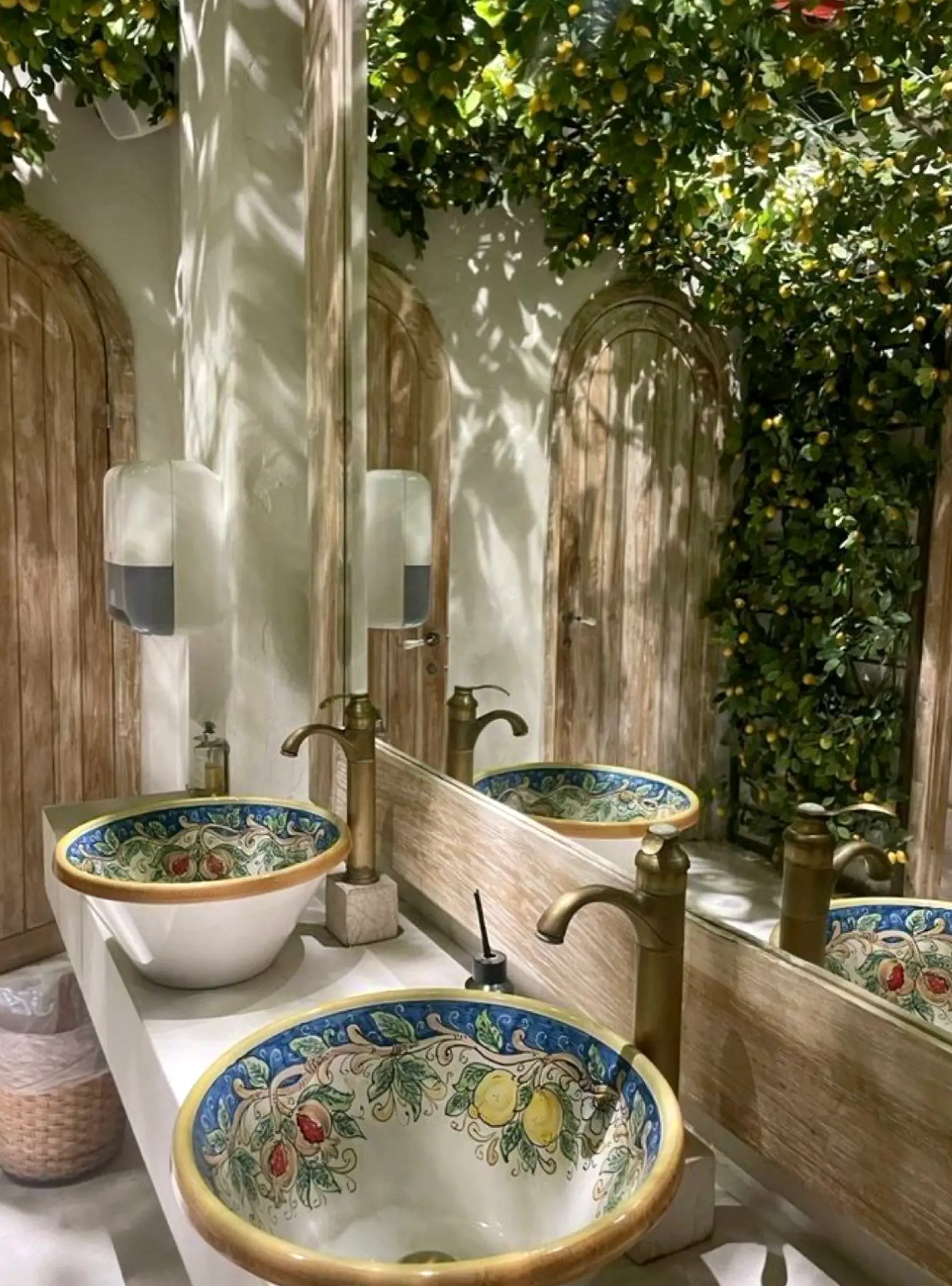 Earthy cabinet wall adds comfort across the garden edge, giving the decor a finish that feels pleasantly composed.