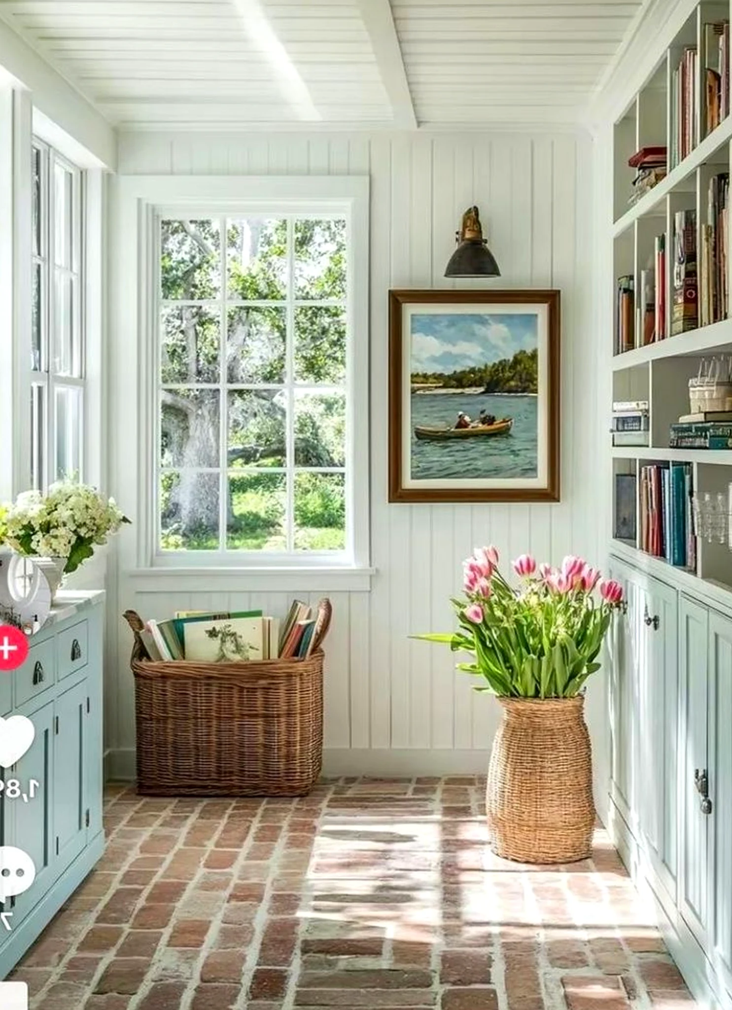 Crisp vase display adds ease across the setting, giving the decor a finish that feels ready for quiet use.