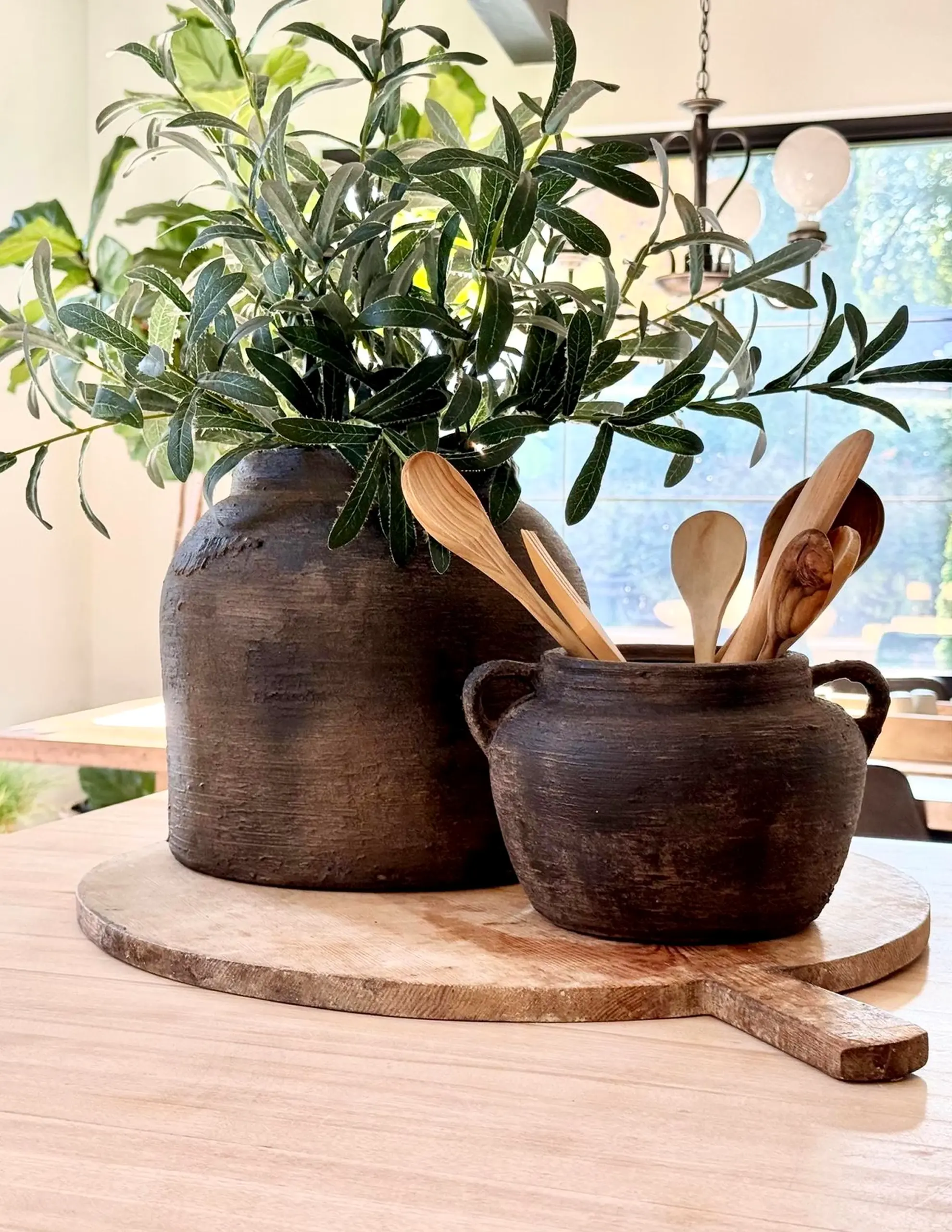 Elegant breakfast table supports the entry through light, leaving the space feeling bright but not busy.