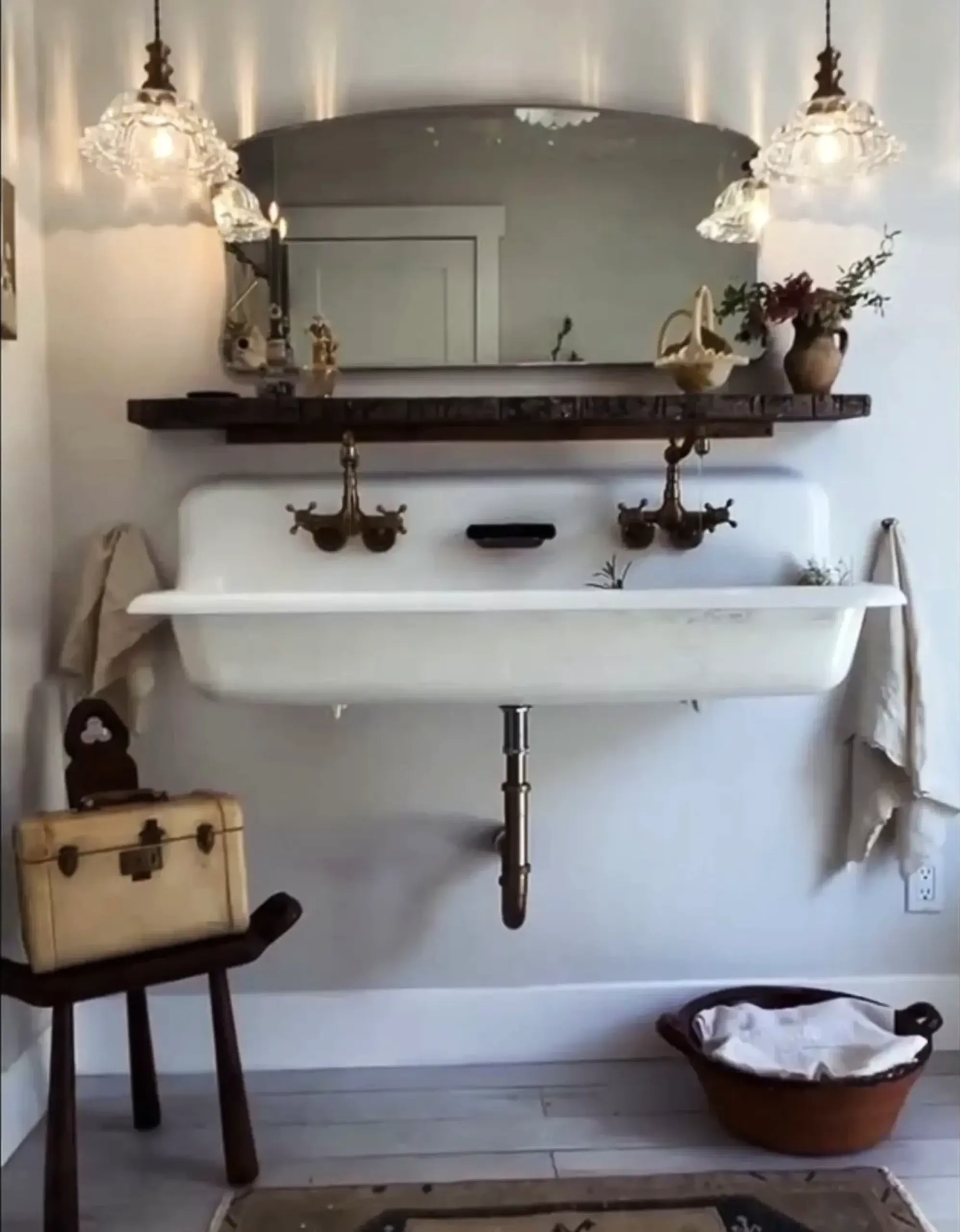 Polished greenhouse corner adds contrast across the corner, giving the decor a finish that feels pleasantly composed.