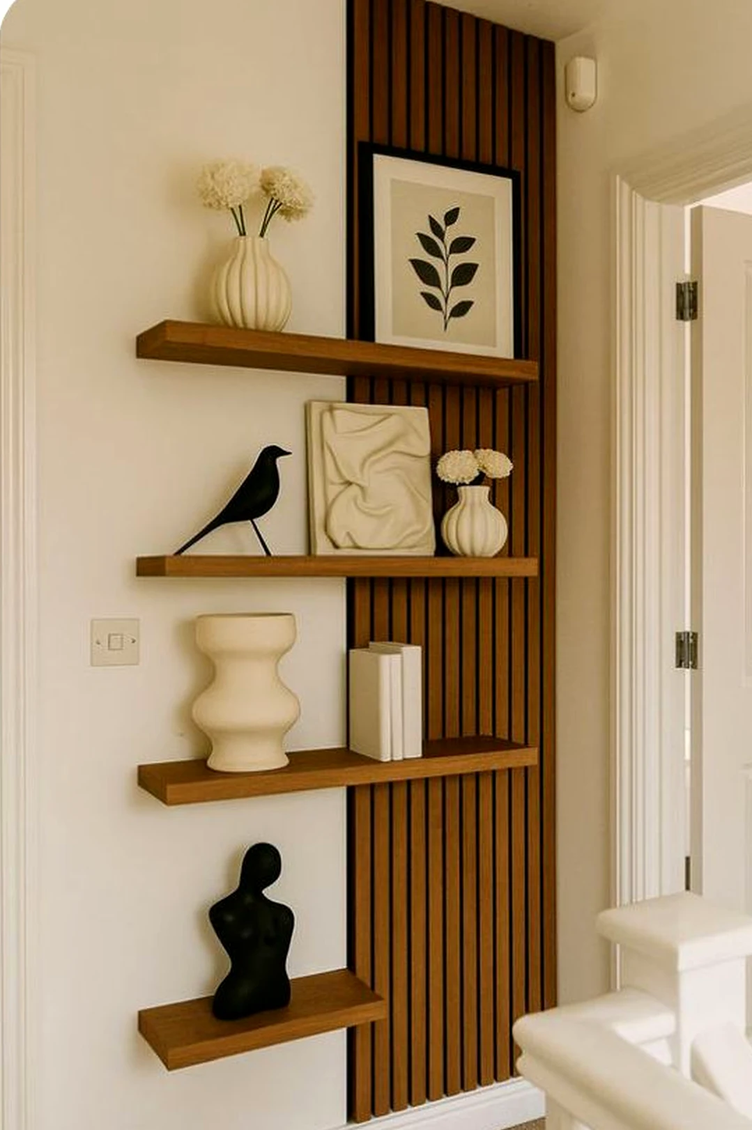 Layered decorative mirror introduces freshness into the corner, keeping the atmosphere easy to enjoy.