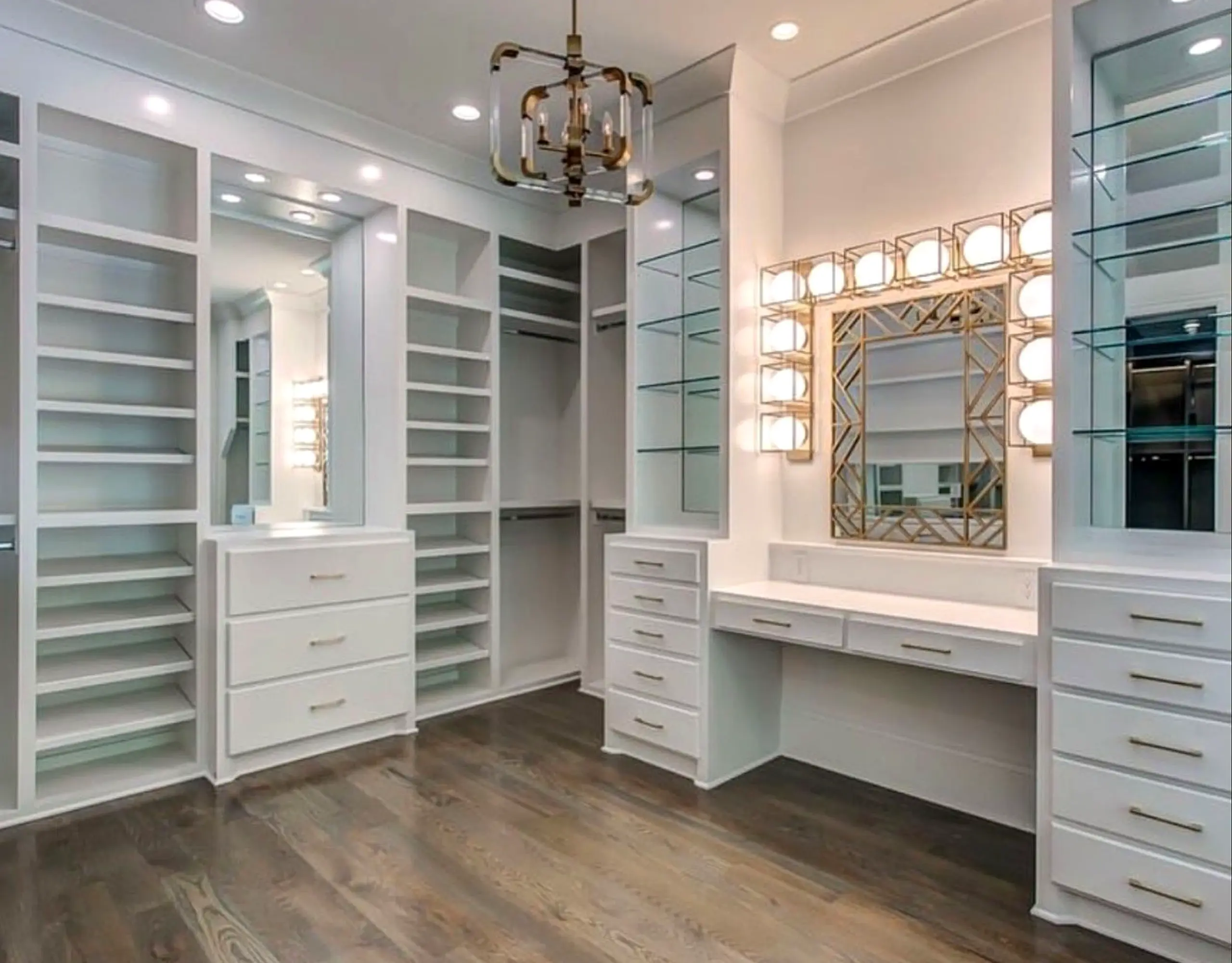 Fresh painted door brings a useful note of depth, making the table feel personal and relaxed.