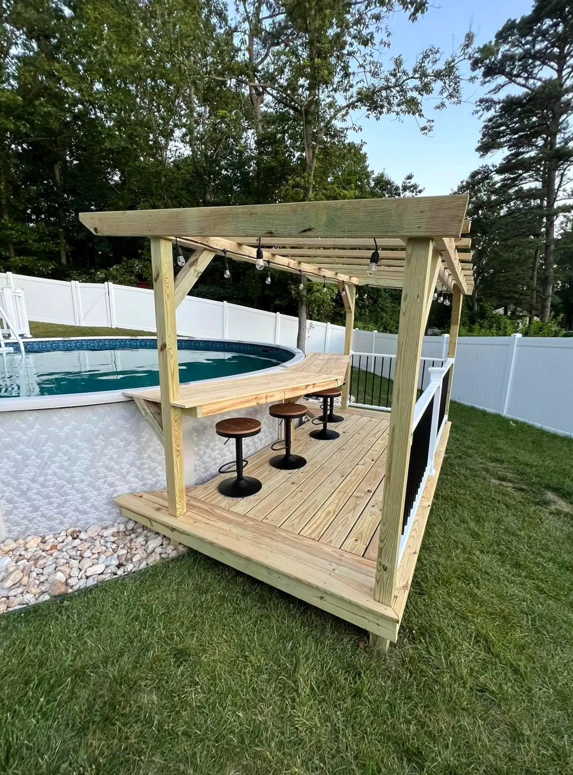 Calm courtyard view introduces texture into the garden edge, keeping the atmosphere easy to enjoy.