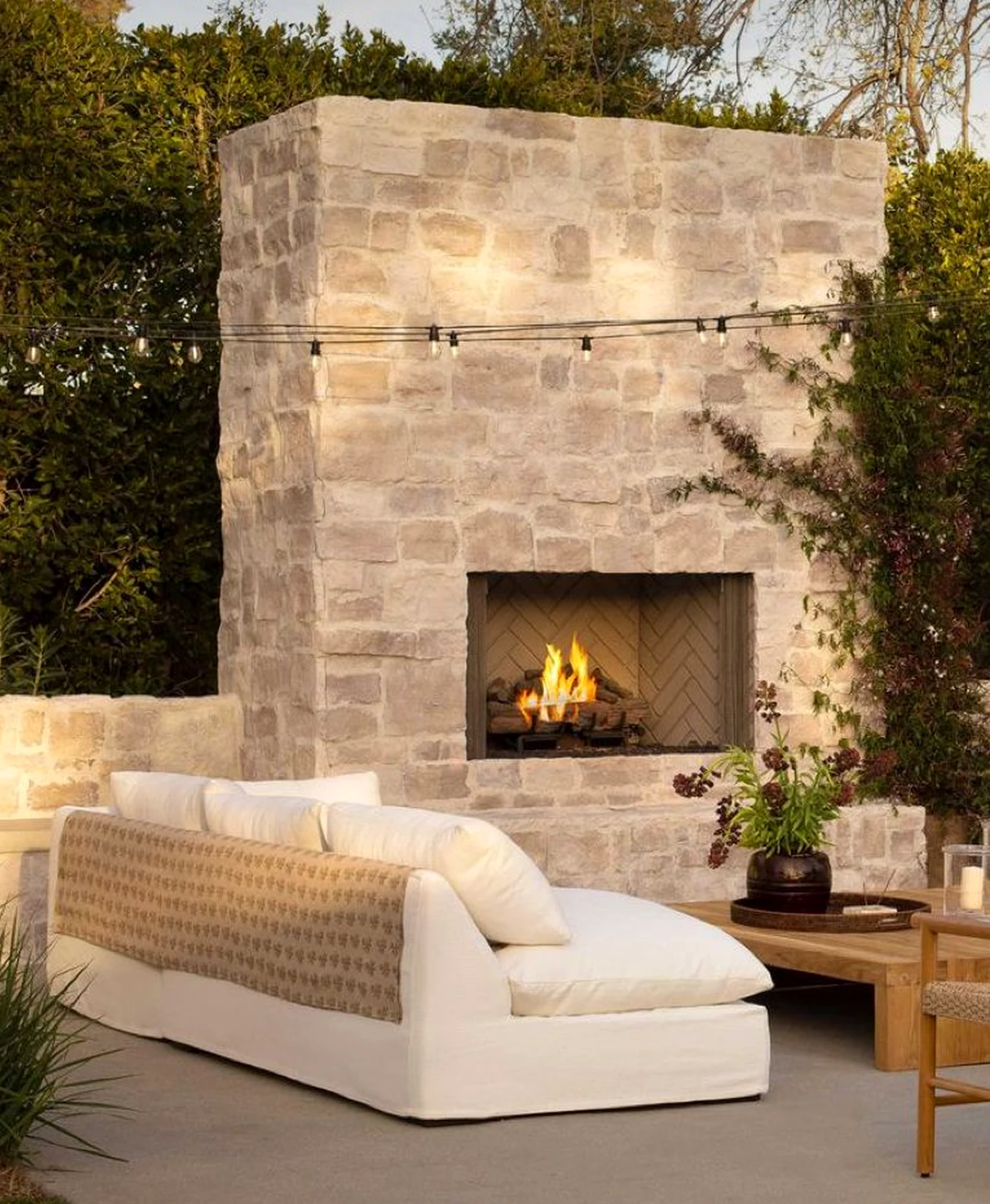 Luminous wall niche introduces rhythm into the setting, keeping the atmosphere quietly finished.