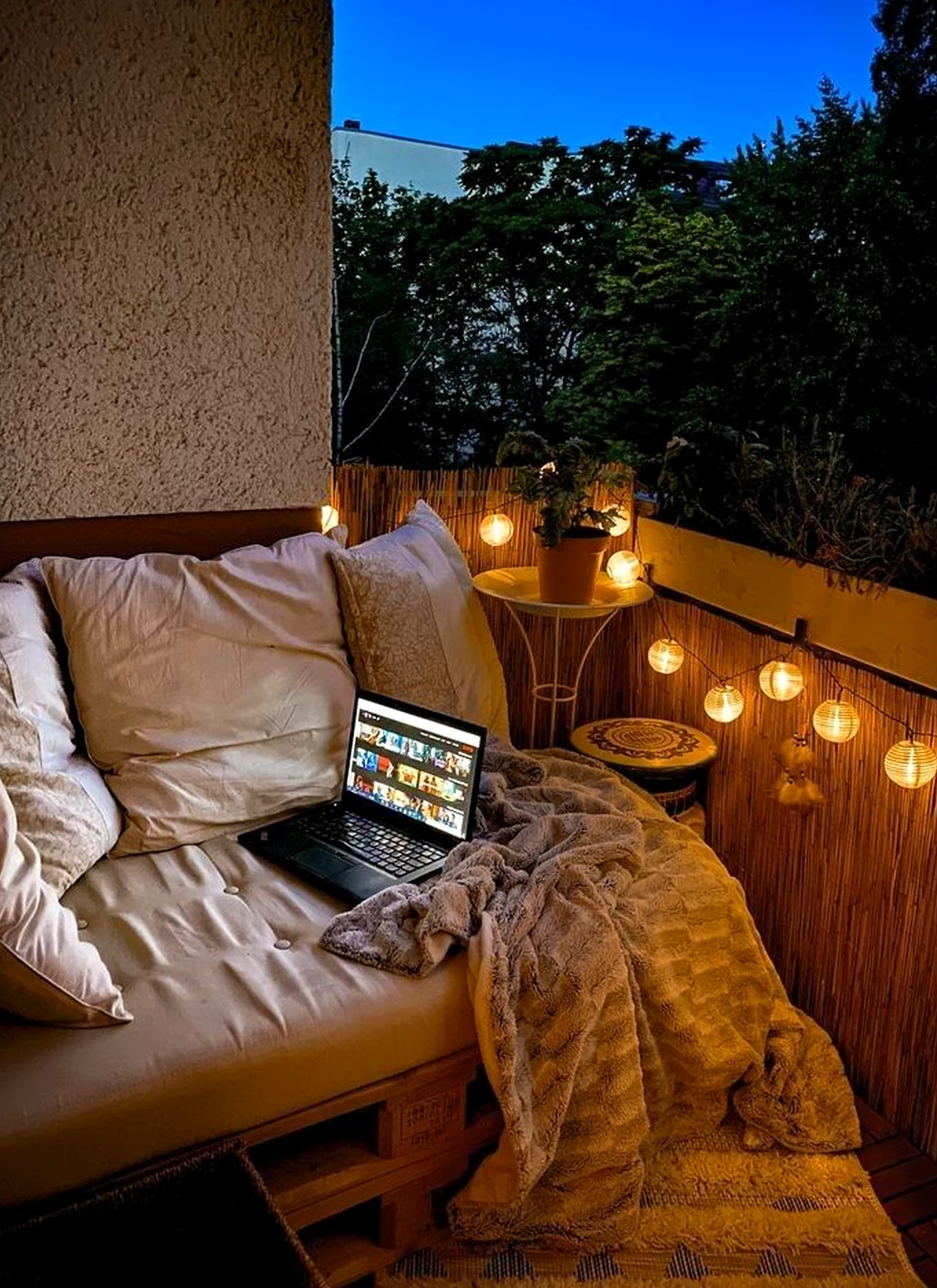 Crisp greenhouse corner gives the view more comfort, so the whole view feels comfortable in daily use.