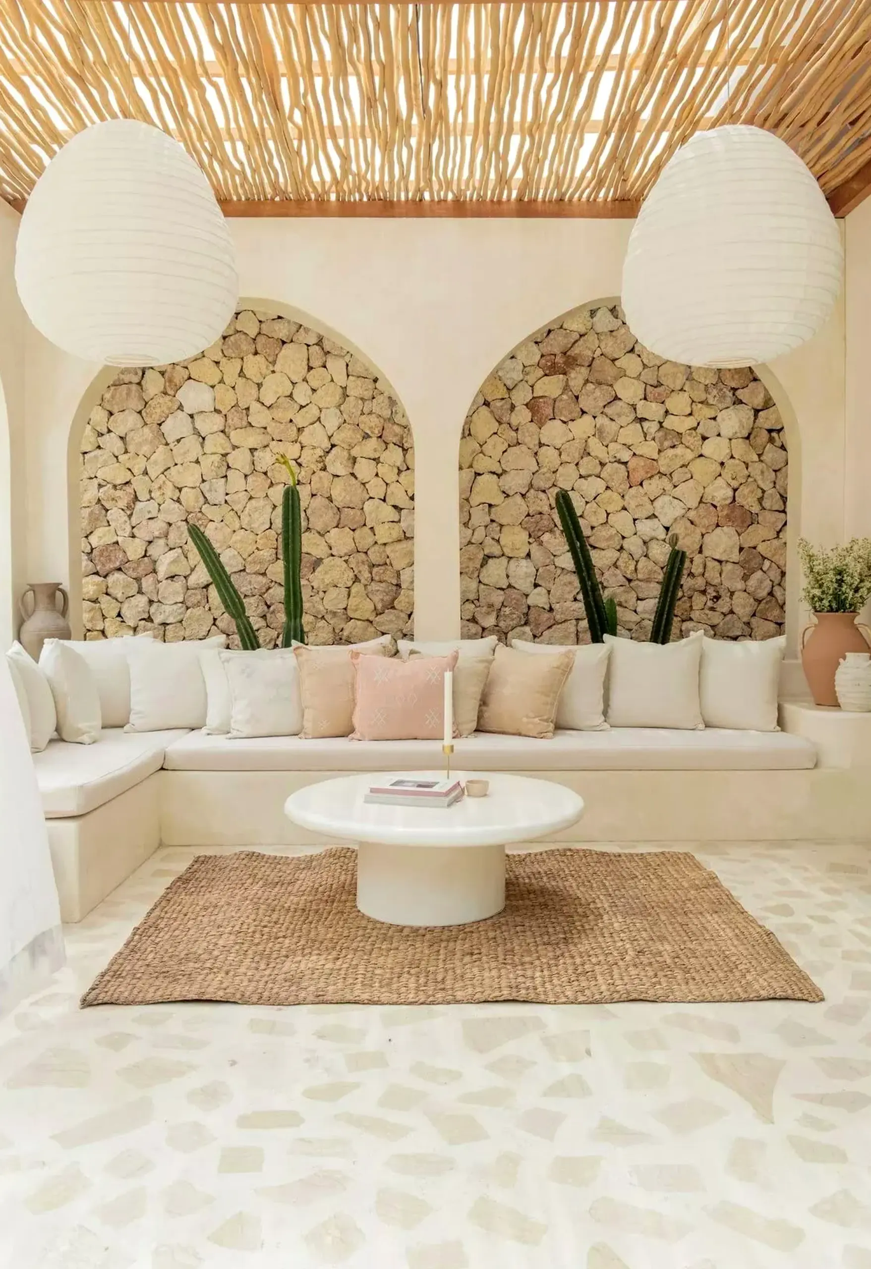 Earthy cabinet wall gives the wall more comfort, so the whole view feels bright but not busy.