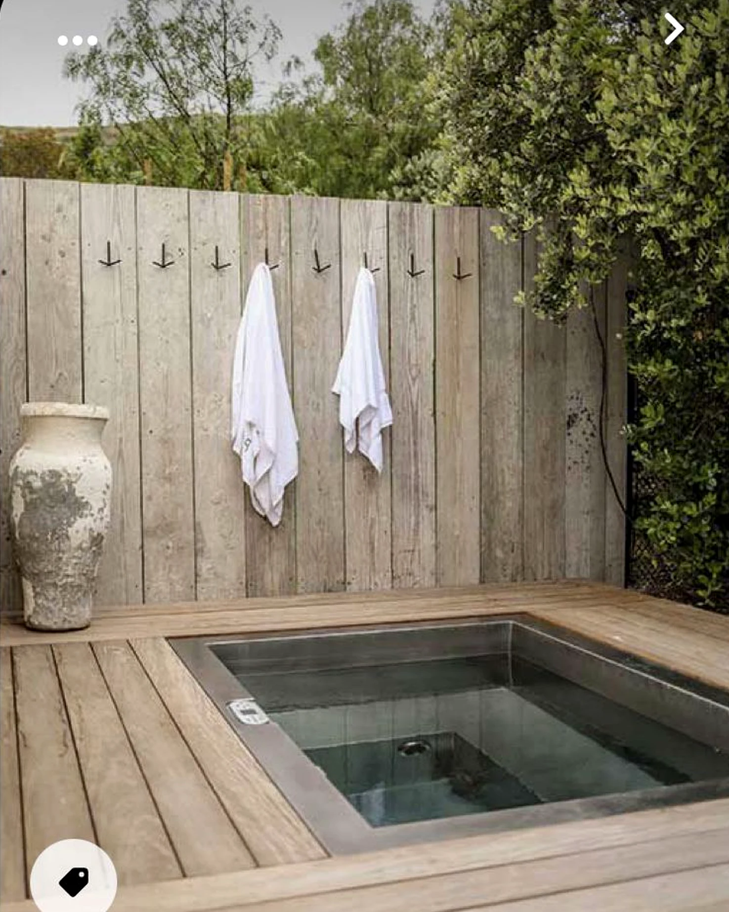 Relaxed wall niche introduces texture into the sitting area, keeping the atmosphere ready for quiet use.