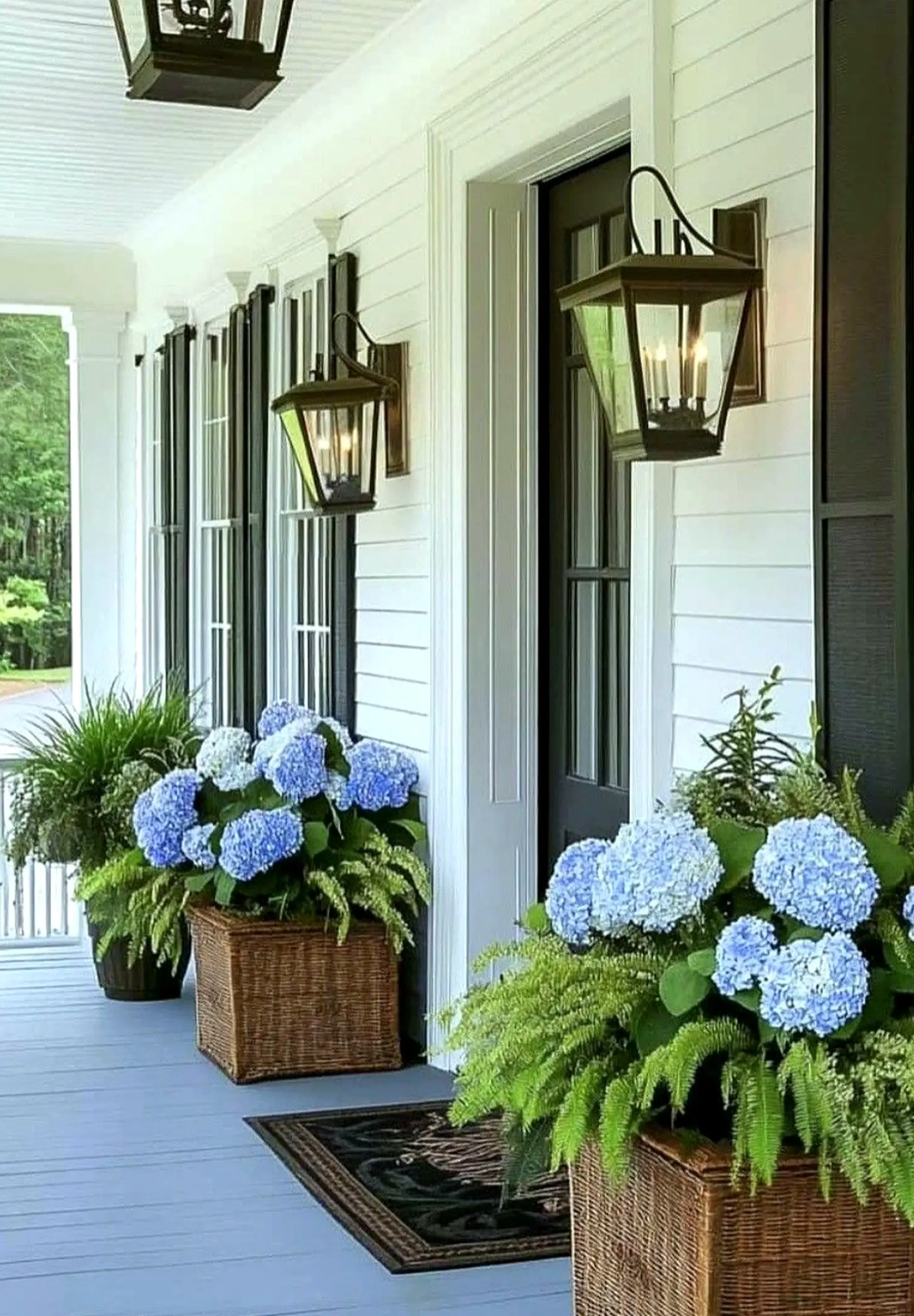 Subtle green entry brings a useful note of balance, making the room feel simple yet expressive.