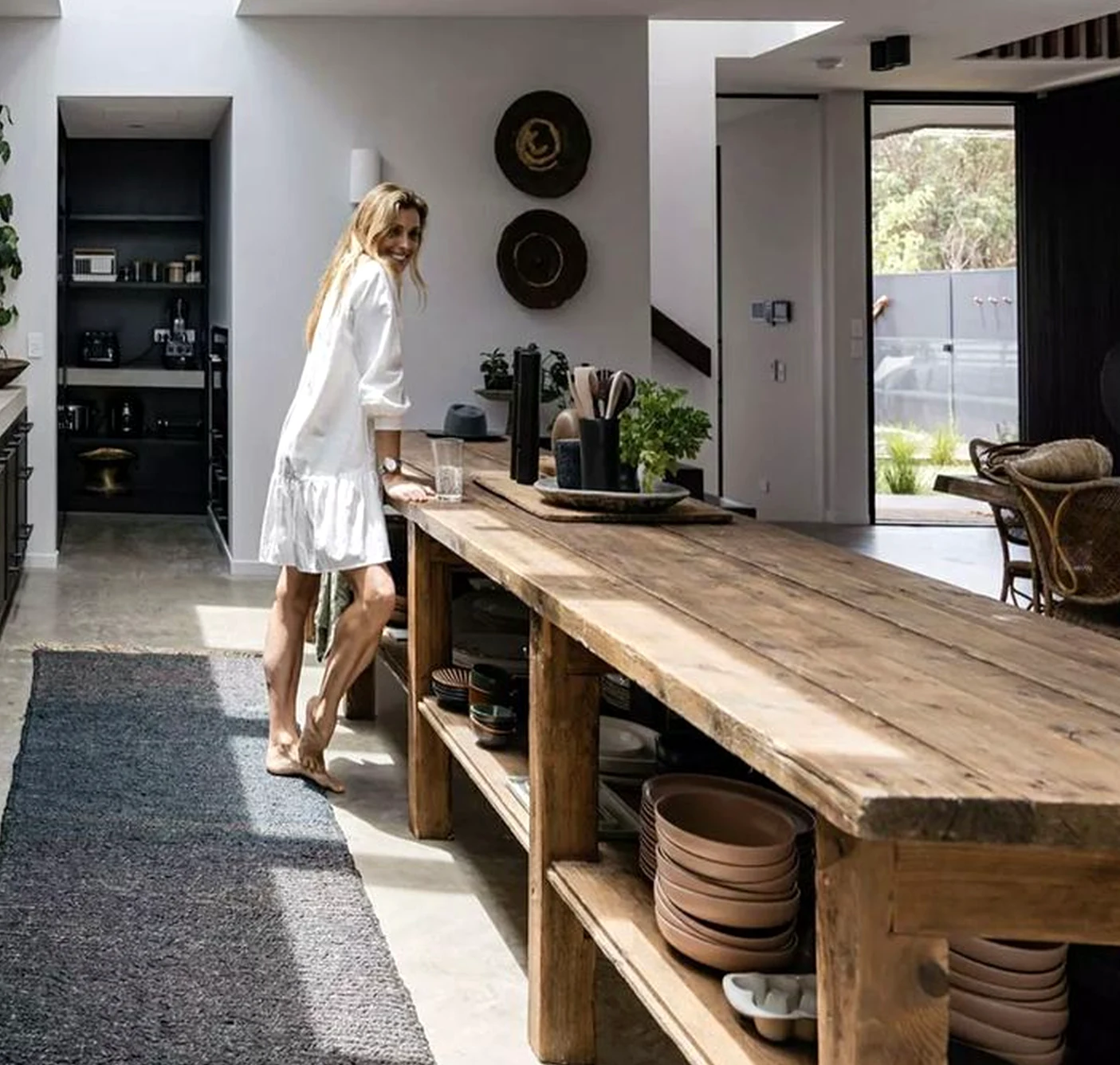Refined bathroom vanity gives the garden edge more movement, so the whole view feels open and lived-in.