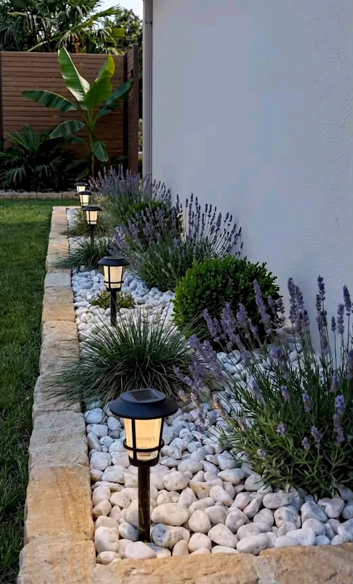 Earthy garden border gives the arrangement more movement, so the whole view feels personal and relaxed.