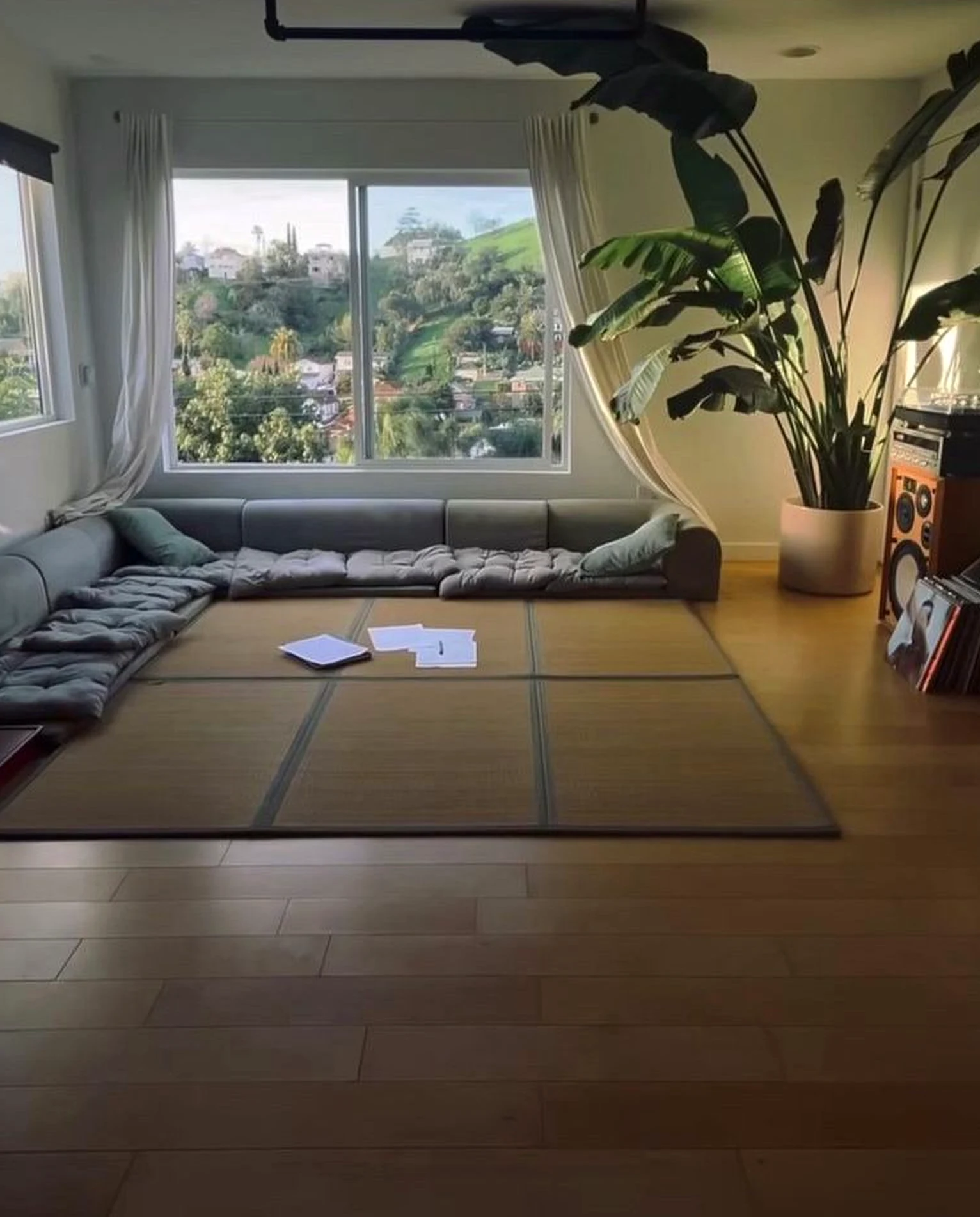 Sunny porch bench draws attention to ease while the wall stays fresh and intentional.