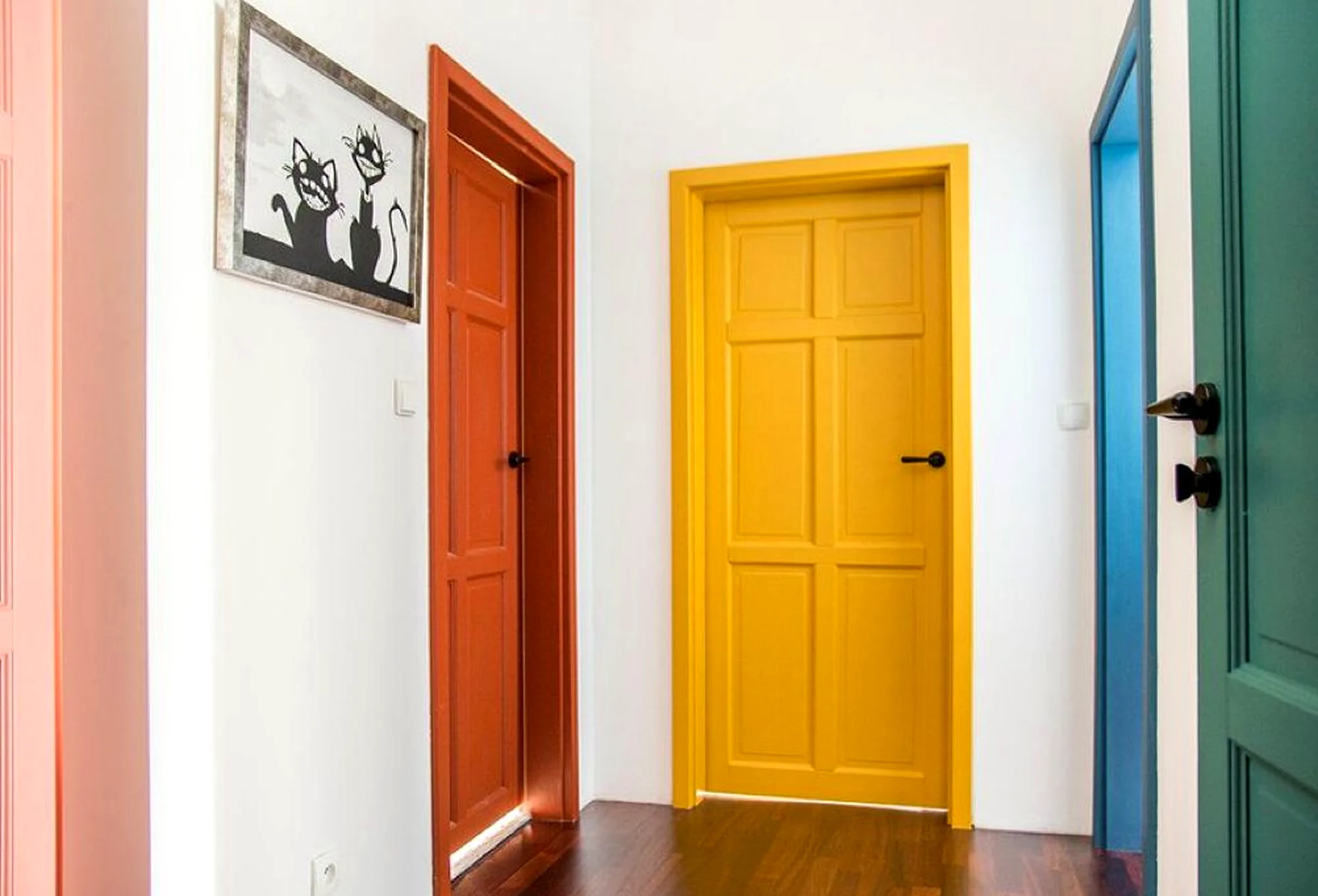 Relaxed green entry draws attention to rhythm while the corner stays bright but not busy.