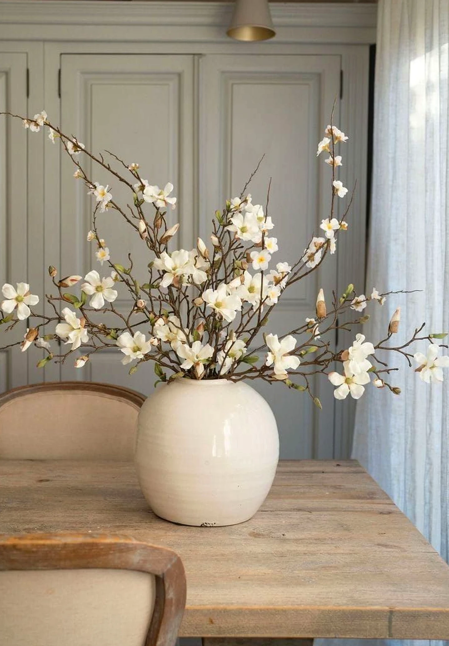 Open arched doorway supports the corner through personality, leaving the space feeling bright but not busy.