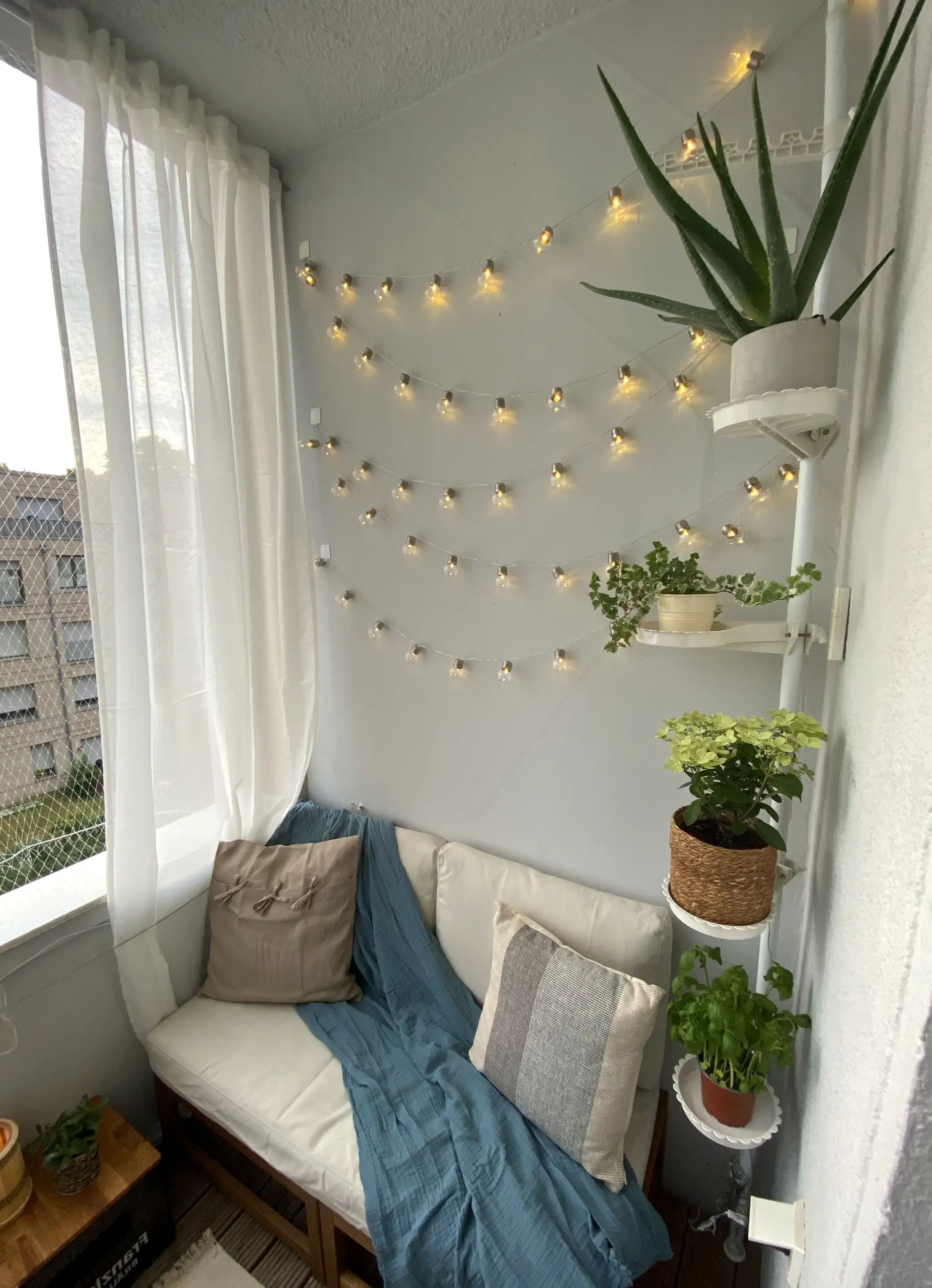 Polished linen bedding adds focus across the garden edge, giving the decor a finish that feels quietly finished.