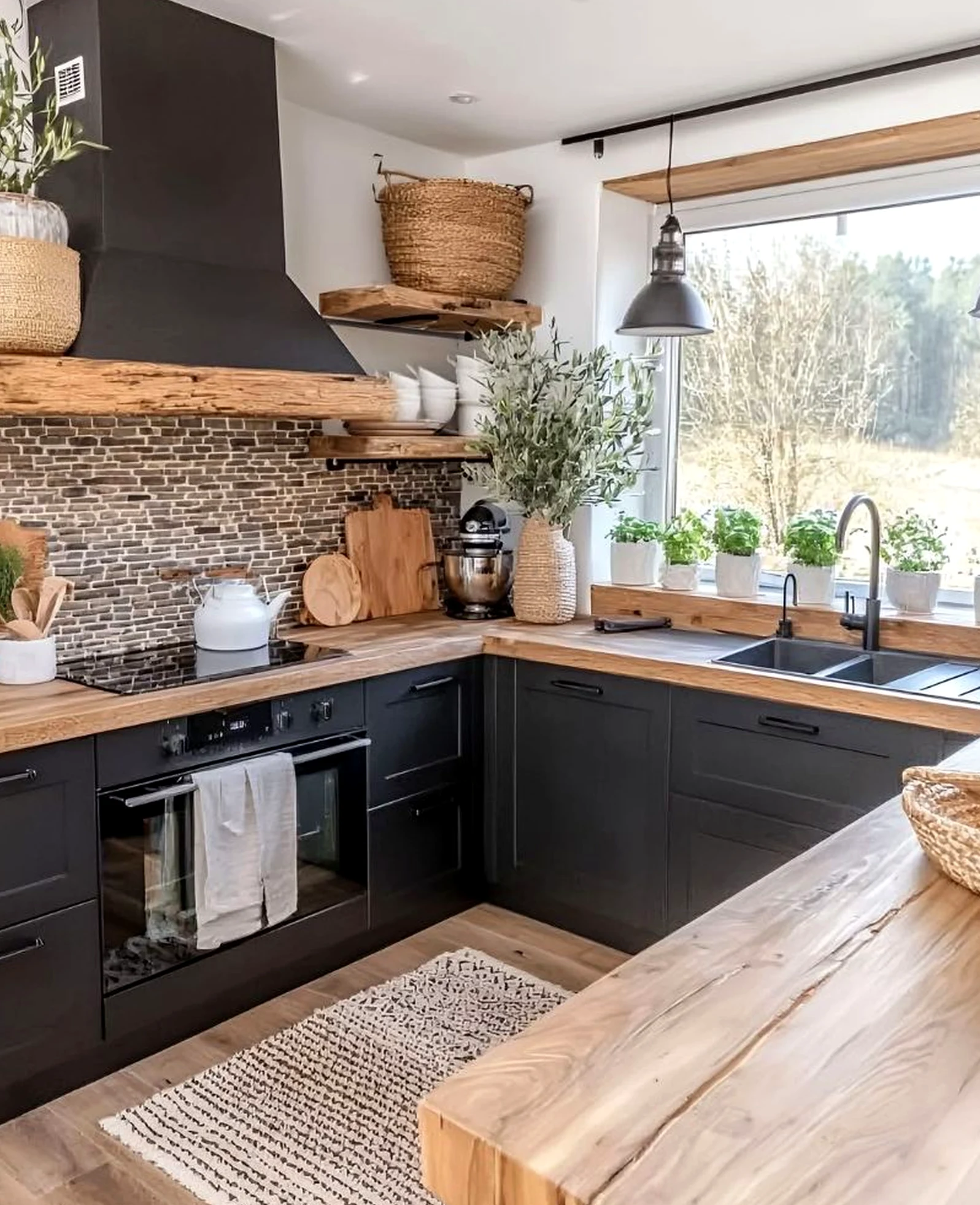 Sunny cabinet wall introduces charm into the table, keeping the atmosphere fresh and intentional.