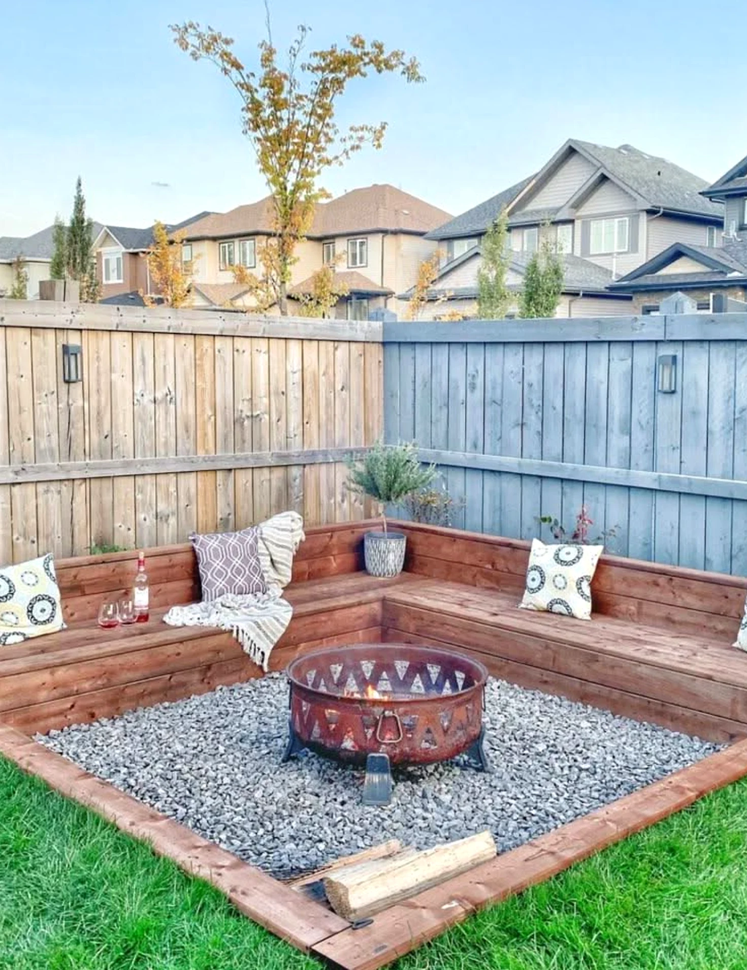 Polished greenhouse corner gives the sitting area more warmth, so the whole view feels simple yet expressive.