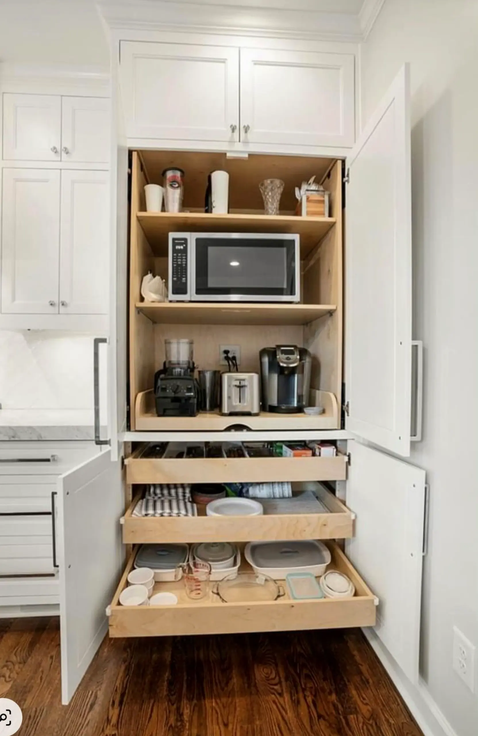 Open kitchen nook supports the garden edge through balance, leaving the space feeling ready for quiet use.