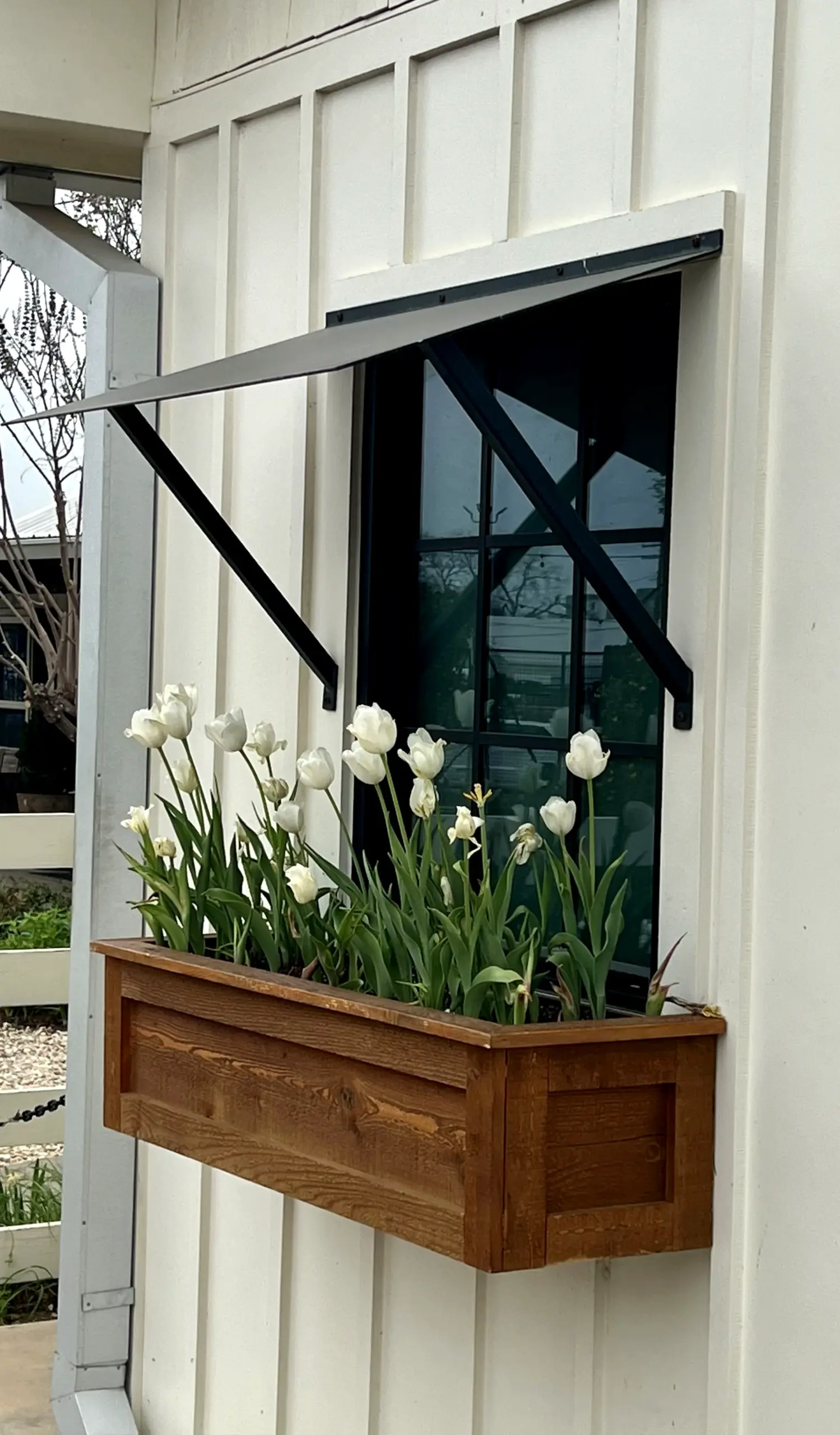 Crisp wall niche adds detail across the arrangement, giving the decor a finish that feels fresh and intentional.