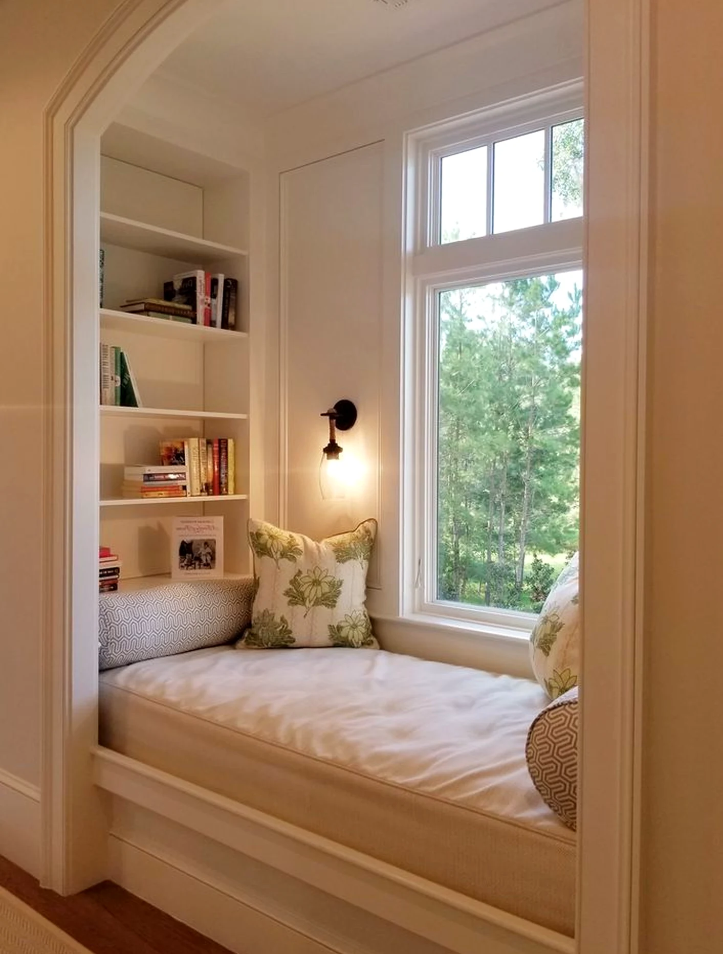 Crisp wall niche gives the entry more ease, so the whole view feels easy to enjoy.
