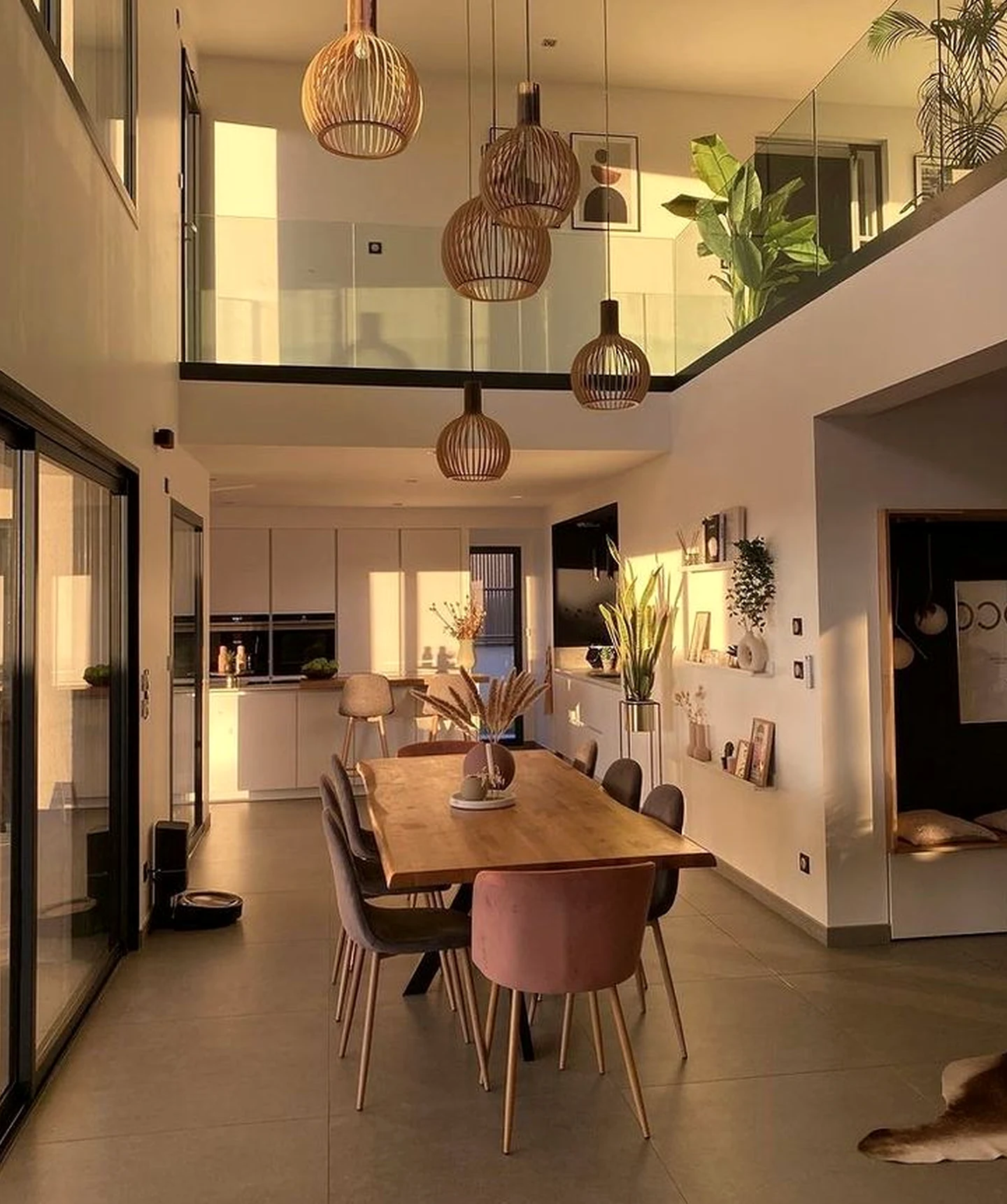 Sunny green entry draws attention to ease while the composition stays pleasantly composed.