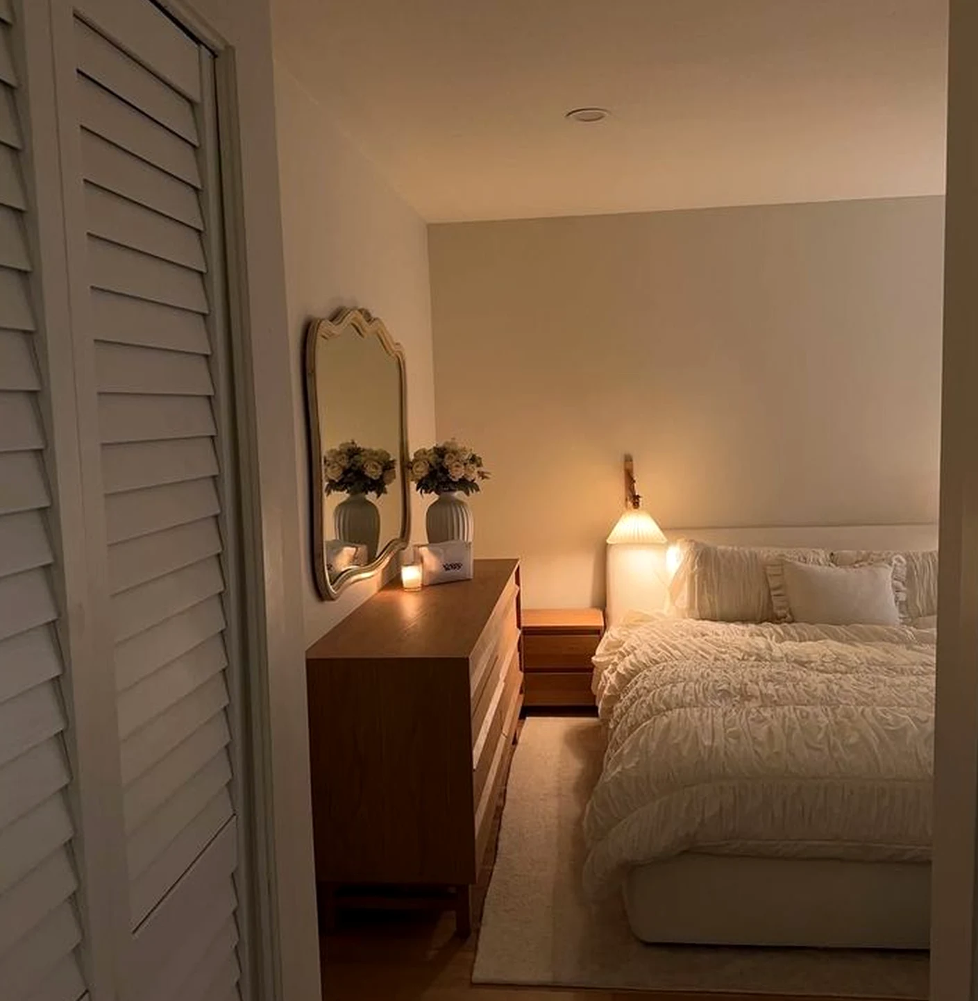 Subtle ceiling detail adds a clear layer of shape, helping the view feel fresh and intentional.